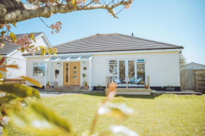 Luxury 4 Bed, 3 Bathroom, Pet Friendly Villa, Sleeps 8, with Hot Tub in Trearddur Bay